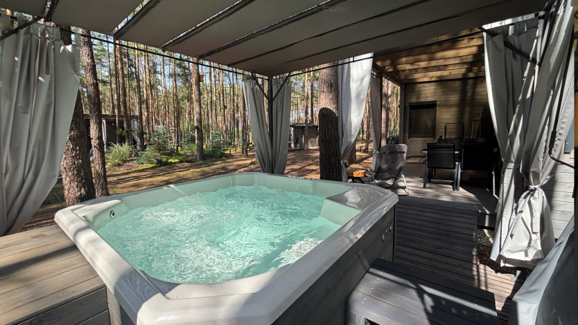 Jacuzzi w ogrodzie przy domku