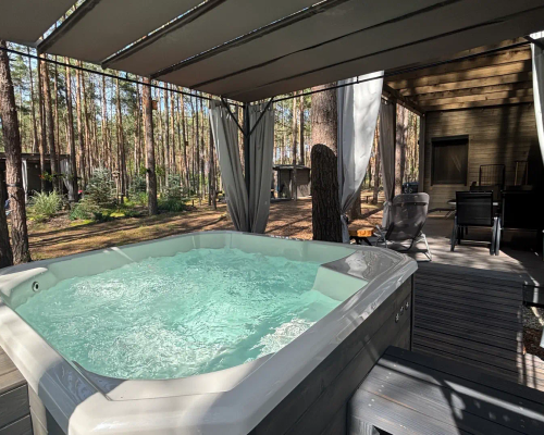 Prywatne jacuzzi w ogrodzie