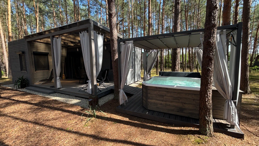 Jacuzzi przy tarasie domku D2