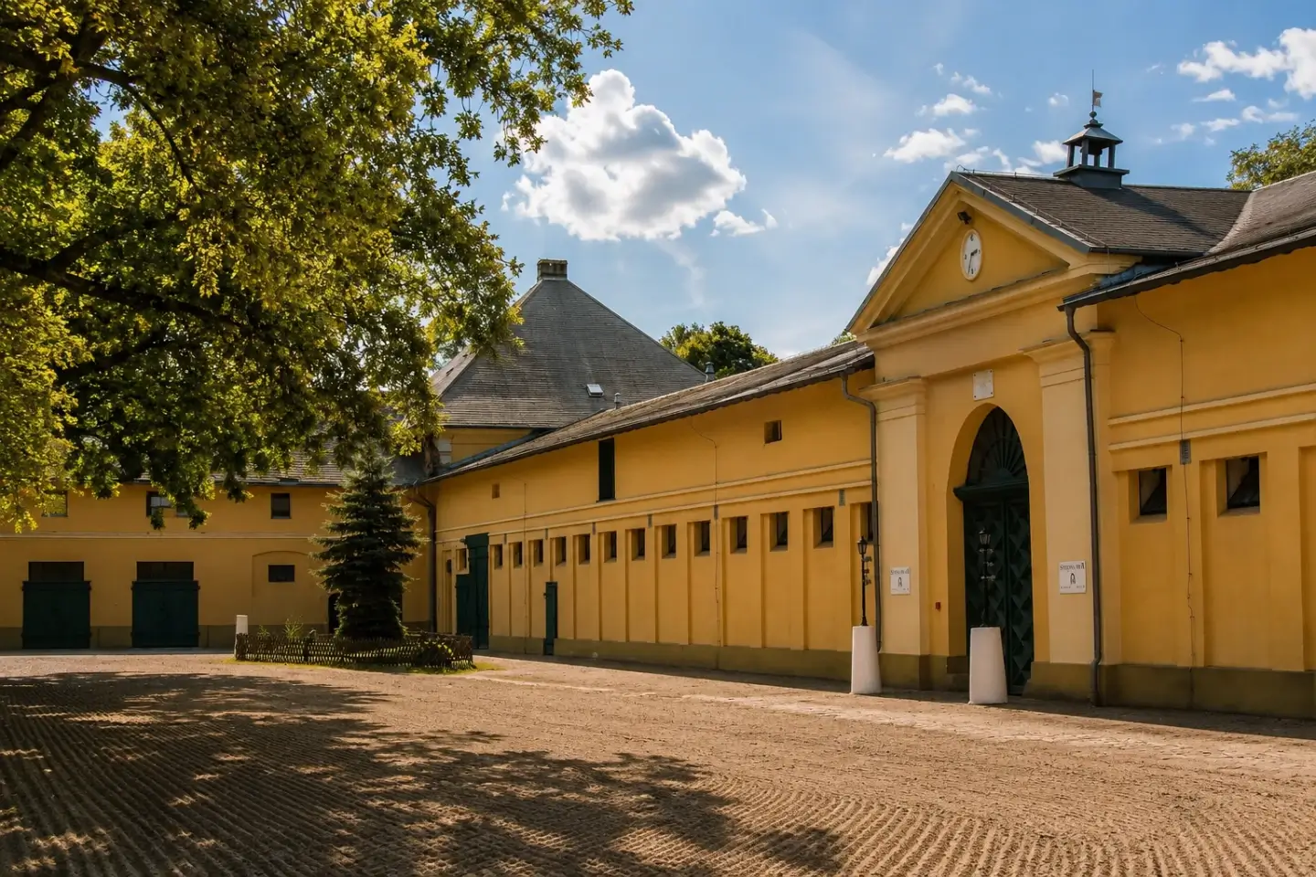 Zabytkowe stajnie i dziedziniec Stada Ogierów w Sierakowie