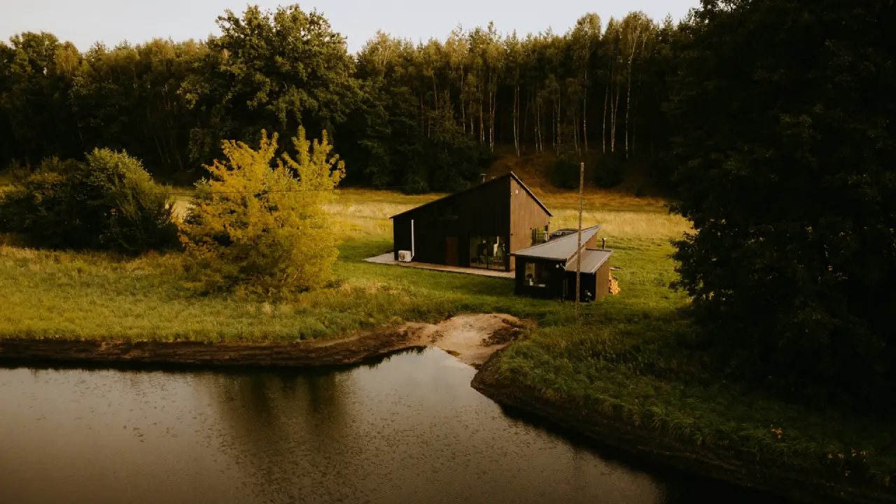 Drewniane domki Brzozówka w lesie w Piłce, Puszcza Notecka
