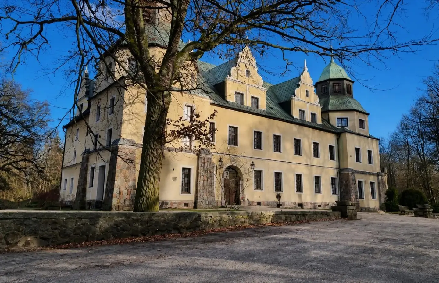 Neorenesansowy zamek Hochbergów w Goraju widziany od strony parku, popołudniowe światło