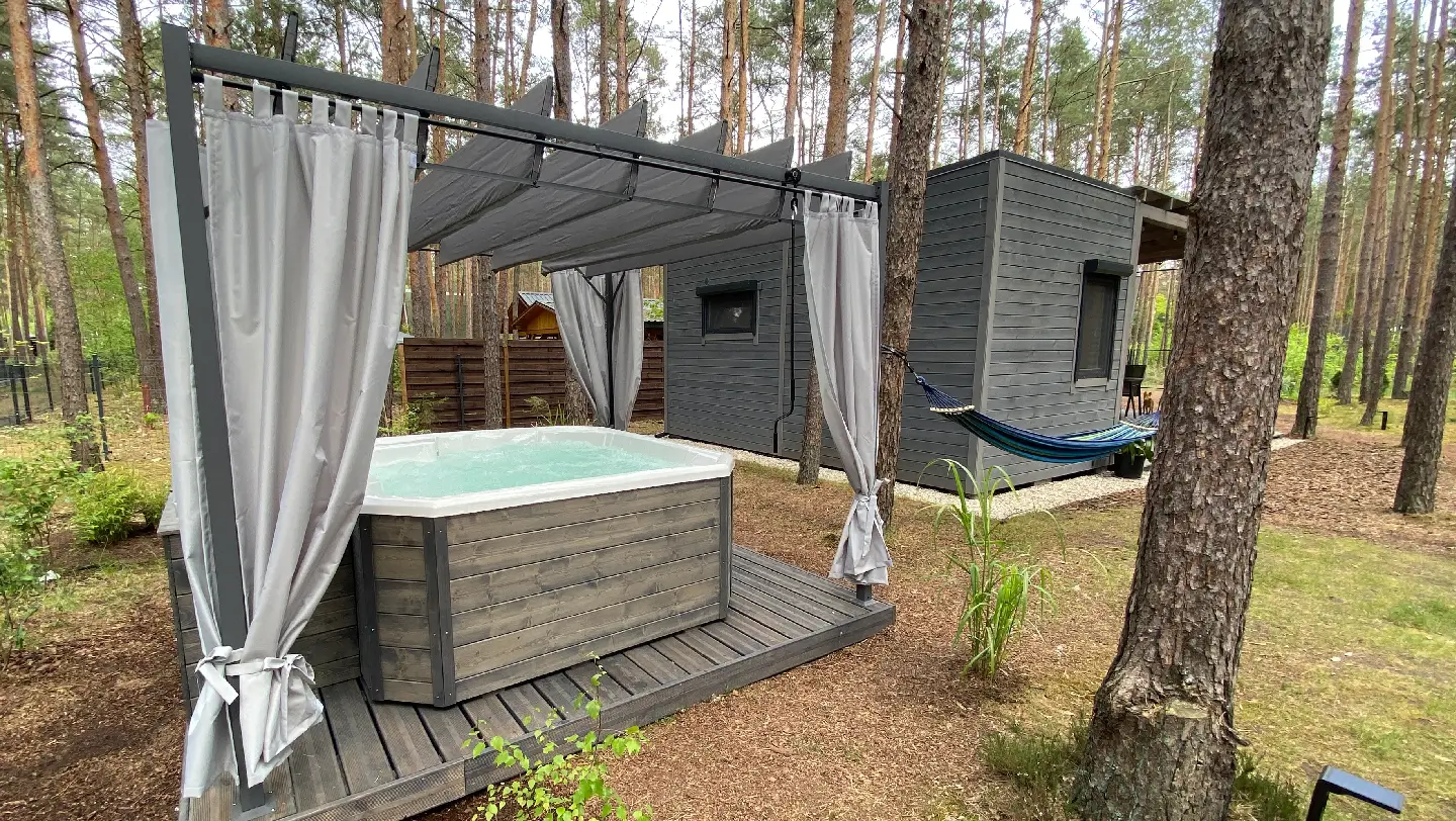 Jacuzzi im Wald beim Haus