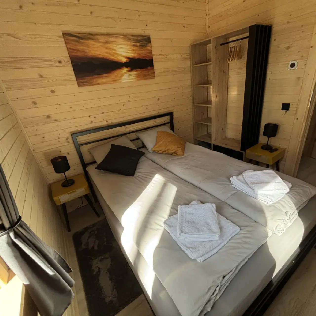 Großes Schlafzimmer mit Doppelbett