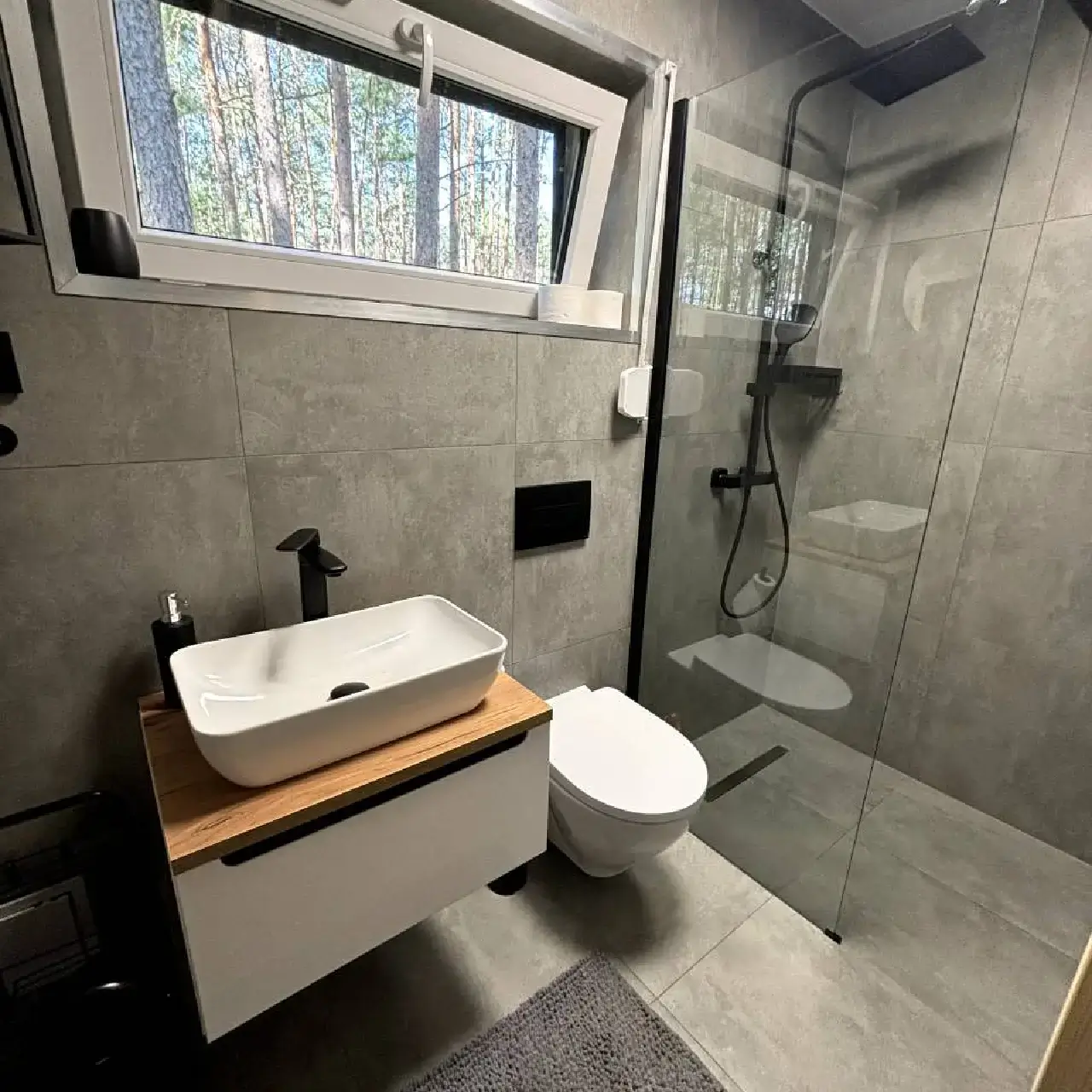 Badezimmer mit Dusche