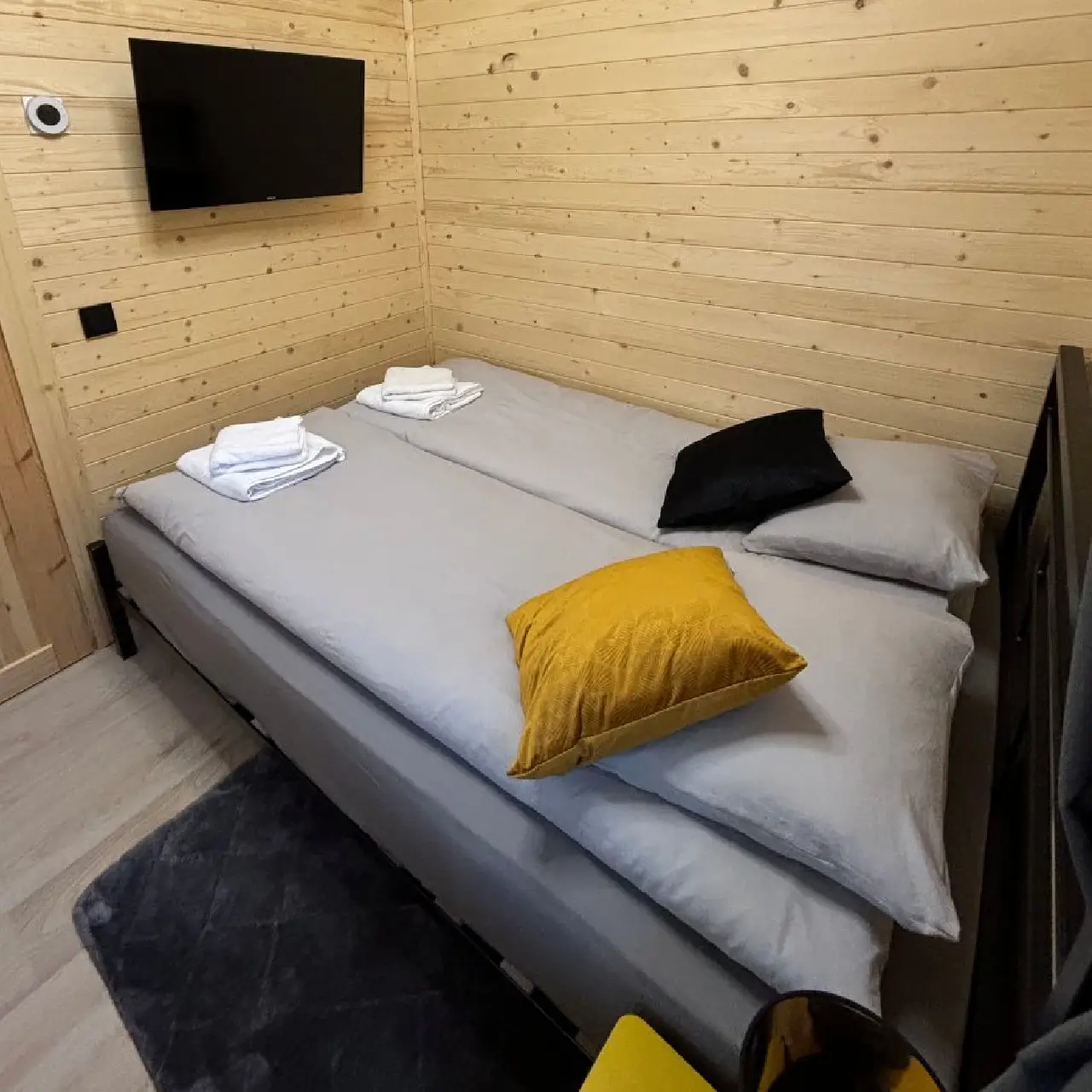 Kleines Schlafzimmer mit Doppelbett